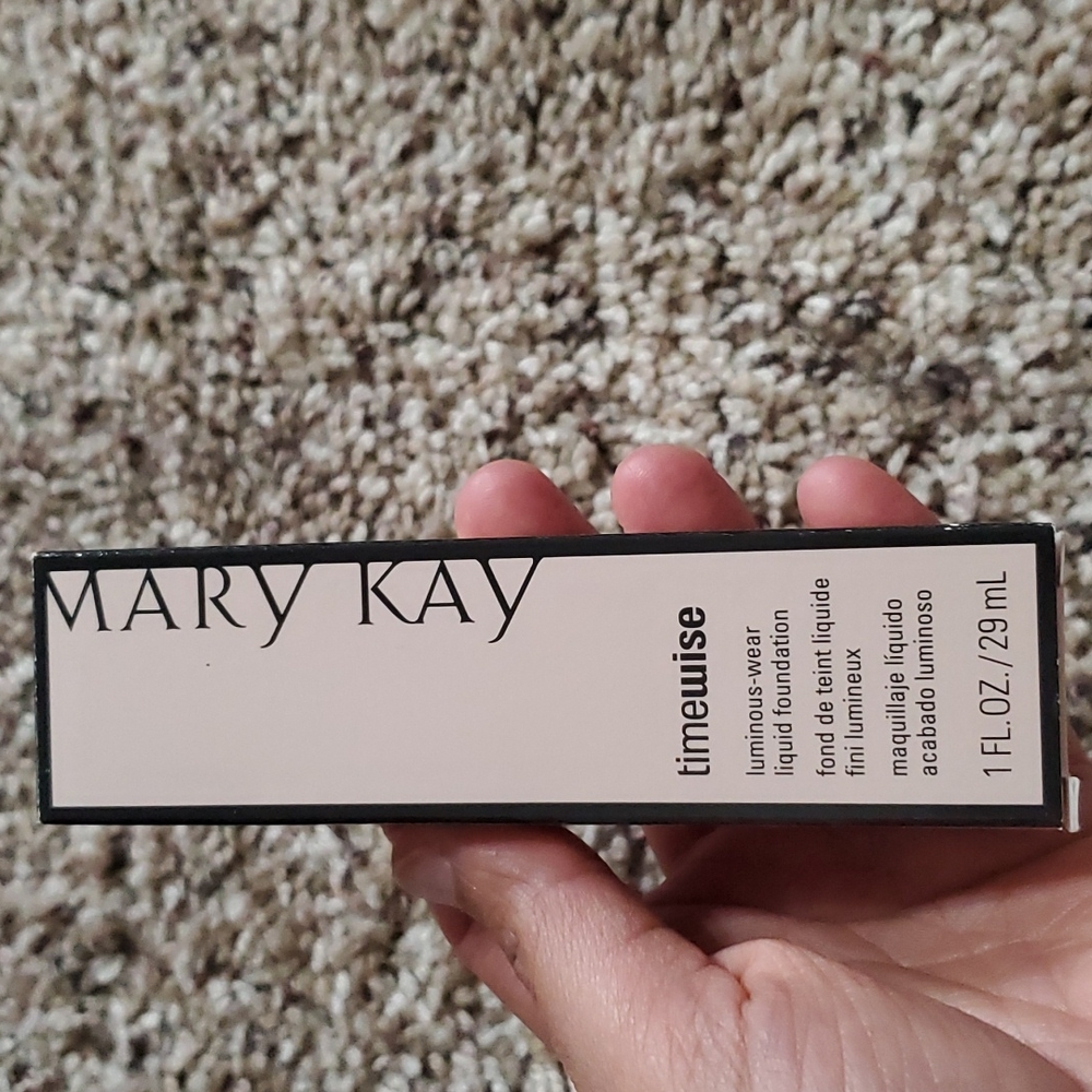 Mary Kay Luminous finish Foundation Ivory 2